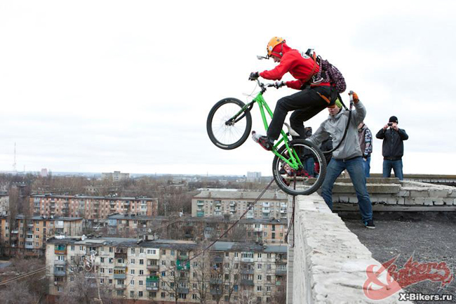 puenting bici saltando edificio