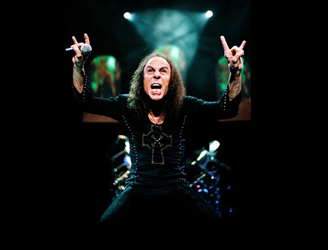Ronnie James Dio con su clásico gesto de cuernos metálicos