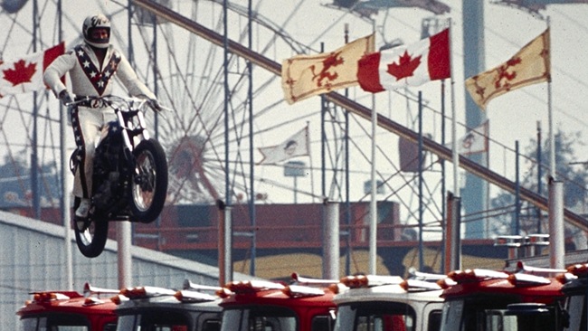 Evel Knievel saltando camiones