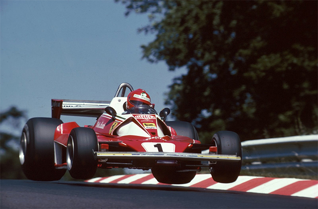 Niki Lauda pilotando su Ferrar en 1976